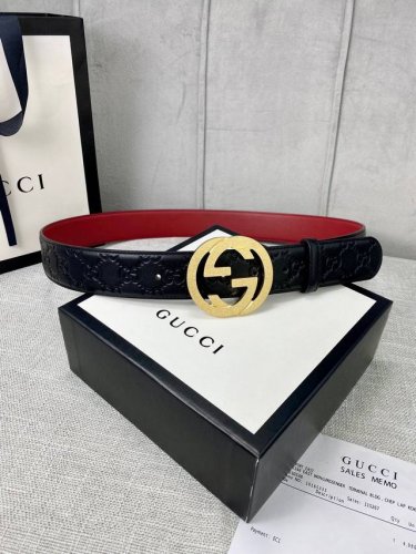 带宽4.0Cm Gucci 互扣式双G腰带，采用热压印技术的Gucci Signature皮革精制而成，巧妙搭配枣红色头层牛皮 触感厚实，印花图案清晰分明。五金