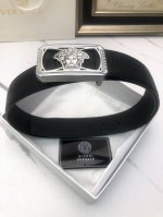 范思哲：原单头层小牛皮烫印花纹，内衬平纹牛皮底，营造织纹外观。饰以标志原单扣。专柜宽度4.0