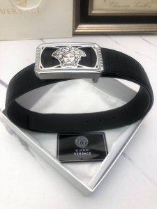 范思哲：原单头层小牛皮烫印花纹，内衬平纹牛皮底，营造织纹外观。饰以标志原单扣。专柜宽度4.0