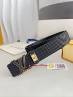品名： Lv..路易..威登腰带皮带原单 型号：挂扣，经典纯钢材质字母挂扣，头层牛皮，图片实物拍摄 材料：头层牛皮，挂扣系列，纯钢材质扣头，钯镀电镀工艺永不掉色