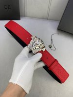 宽度4.0Cm 范思哲 此款平纹磨砂底 腰带饰有标志性的versace美杜莎头像扣，彰显品牌格调。是一款精美的衣橱必备单品。