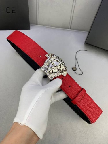 宽度4.0Cm 范思哲 此款平纹磨砂底 腰带饰有标志性的versace美杜莎头像扣，彰显品牌格调。是一款精美的衣橱必备单品。