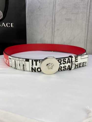 宽度4.0Cm Versace 范思哲 此款Palazzo腰带采用牛皮革面料制作，并饰有Le Po Classique图案印花和标志性的美杜莎五金真空电镀配件