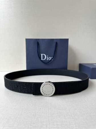 宽度3.5Cm 这款 Dior Charm 腰带扣是夏季男装系列新品，采用不锈钢真空电镀菱饰面精心设计，重新演绎经典的 Dior 标志。可与各式 35 毫米腰带 - 点击图像关闭