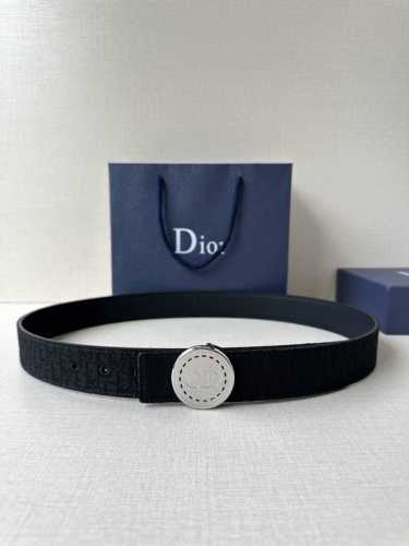 宽度3.5Cm 这款 Dior Charm 腰带扣是夏季男装系列新品，采用不锈钢真空电镀菱饰面精心设计，重新演绎经典的 Dior 标志。可与各式 35 毫米腰带