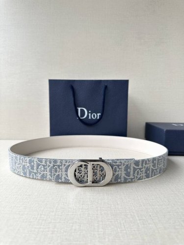 宽度3.5Cm Dior 受到标志性的同名手袋的启发 Montaigne腰带提供可翻转的版本 这要归功于其旋转机制 一侧采用天然光滑的小牛皮制成