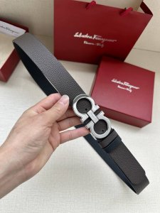 菲拉格慕 尺寸:34Mm 精品专柜扣，真空电镀，工艺精细 带身材质:天然头层荔枝纹 时尚潮流，尽显品牌个性，质感超赞，手感柔软