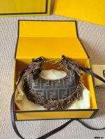 原版布 Fendi 2025 Fendigraphy半月 包J Fendi 春夏季全新Fendigraphy手袋的来 咯圖期待已久~秀上就相中了这款回回画 猛的