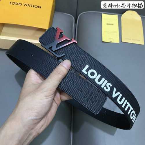 特 寬度：40Mm 進口Ep水波紋襯托原廠小牛皮底壓花！飾有高級絲印Logo視覺效果 搭扣與皮帶相呼應締造獨特造型 雙面用
