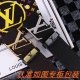 男士腰带：Lv 路易斯登 原单 男士皮带：百分百头层牛皮，保证真皮。24K纯钢扣双面可用专柜同等质量， 送人自用首选 包装： 请认准如图专柜包装，赠送打孔器，银