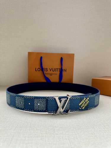 特 4.0宽 本款 Lv Initials 双面腰带凝聚 Pharrell Williams 对典藏设计的灵感探索，通过焕新 Damier 图案和 Marque