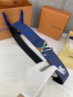 特 4.0宽 Initiales Everyday 双面腰带令 Louis Vuitton 标识加入经典 Monogram 图案，再以丝滑小牛皮演绎沉稳一面，搭