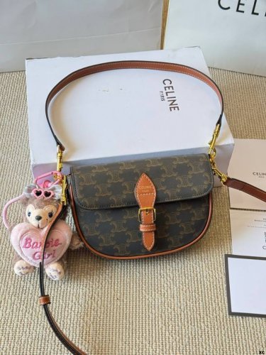 Celine 新款Folco 新款Folco配有两根肩带，满足日常搭配需求～ 自重轻，材质耐用好打理，长期主义者为它心动 容量也相当可，手机、日常补妆用品都可以