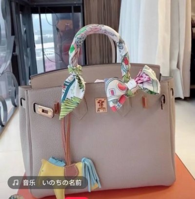 上新，18姆米重磅斜纹真丝飘带，绝对的好货，正品开版，专柜同步 爱马仕新款Twilly，顶级斜纹真丝打造 超精细的印花 字迹非常清晰 规格：5X86Cm，100