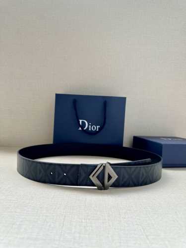 特 宽度4.0Cm 这款腰带扣采用全新的 Cd Diamond 标志造型，以不锈钢金属覆层精心打造。可与各式 40 毫米腰带搭配，打造个性造型。