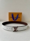 4.0宽 Lv Dimension Monogram HéRitage 双面腰带拼接素净皮革和 Monogram 涂层帆布，呈现经典设计的崭新演绎。品牌元素焕现