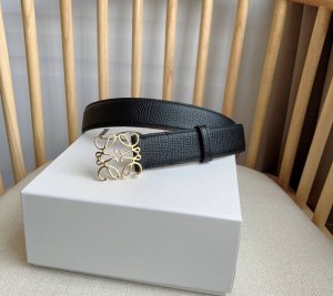 Loewe 罗意威专柜最新同款腰带 选用鹅卵石纹牛皮革腰带 配有Loewe Anagram针扣 卓越的工艺 个性的造型 精美的材质 宽:3.2Cm