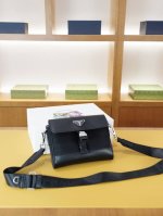 Prada 普拉达 官网同步 高版本 斜挎单肩背包 永恒不过时的标志性产品 纯原单布料 顶级五金制作 非市面普通版本 贸易公司订单货 全部实拍 实用性非常高 完