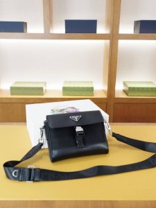 Prada 普拉达 官网同步 高版本 斜挎单肩背包 永恒不过时的标志性产品 纯原单布料 顶级五金制作 非市面普通版本 贸易公司订单货 全部实拍 实用性非常高 完