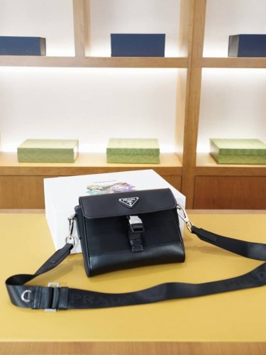 Prada 普拉达 官网同步 高版本 斜挎单肩背包 永恒不过时的标志性产品 纯原单布料 顶级五金制作 非市面普通版本 贸易公司订单货 全部实拍 实用性非常高 完