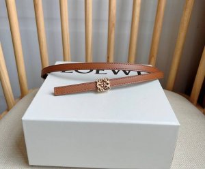 Loewe 罗意威 专柜最新同款腰带 选用光滑牛皮革双面腰带 亮面Anagram立方体针扣 五孔调节 卓越的工艺 个性的造型 精美的材质 宽:1.0Cm