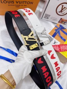 皮带：Lv..路易..顶级原单复刻- 腰带：百分百进口原厂头层牛皮，保证真皮。雕花工艺24K纯钢扣涂鸦彩绘图案艺术双面可用专柜同等质量， 送人自用首选 包装：