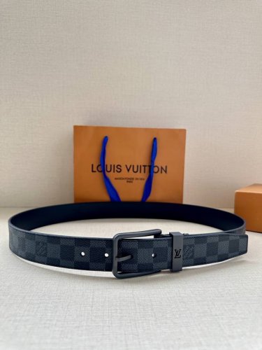 3.4宽 Saint Germain 腰带为 Monogram Eclipse 帆布搭配金属圈，将融入 Lv 字母的针式搭扣点缀一角，可为各式造型注入俊逸风范