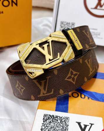 皮带：LV..路易..威登镶嵌满钻 腰带：顶级原单复刻品质百分百头层牛皮，保证真皮。雕花镂空镶钻工艺.真空电镀.永不掉色.24K纯钢扣头层老花，黑格，棕格，黑花 - 点击图像关闭