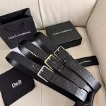 Dg，宽4.0Cm Dolce&Gabbana 新款压花皮 Re-Edition 时装秀是一次回归品牌本源的梦幻旅程，过去与当下在此相遇，以创新视角诠释典藏档案