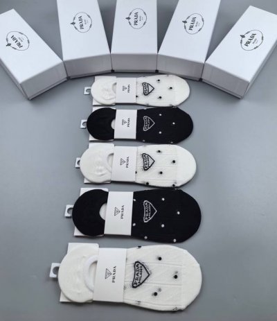 特 Prada 普拉达新品女款隐形袜子 一盒五双 提花经典标志，纯棉材质，超舒适超美腻大牌出街，潮人必备超好搭