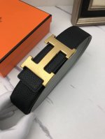 爱玛仕：原单头层牛皮荔枝皮纹，内衬头层卡其平纹牛皮底，营造织纹外观。饰以标志原单扣。专柜宽度4.0