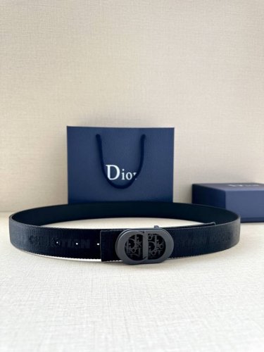 Dior 这款金属覆层黄铜腰带扣是二零二四春季系列新品，展示 Cd Icon 标志和 Oblique Cosmo 图案，致敬 Dior 的经典图案。可与各式 3