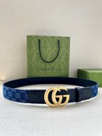 特 宽度3.8Cm Gucci 每一季，品牌标识都会吐故纳新，于经典之中融入新意。在这款腰带上，经典gg标识以亮眼之姿生动呈现，与双g造型配件相得益彰。 黑色和