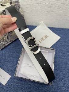 迪奥 3.0cm。特P150 这款 Montaigne Avenue 腰带从同名手袋汲取灵感，采用黑色光滑 牛皮革精心制作，质感柔软，设计优雅，饰以富有光泽的新