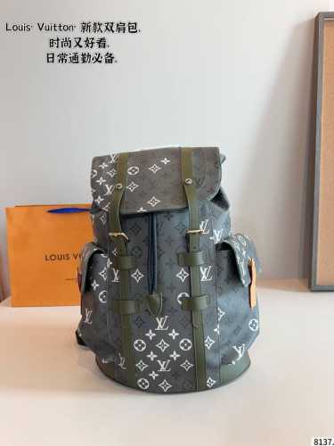 Lv Discovery 双肩包 男生日常休闲搭配的理想选择～ 实用又百搭，小小的身体大大的空间 非常适合放随身物品~ 面料耐磨耐刮蹭，适合男生大大咧咧的性格尺