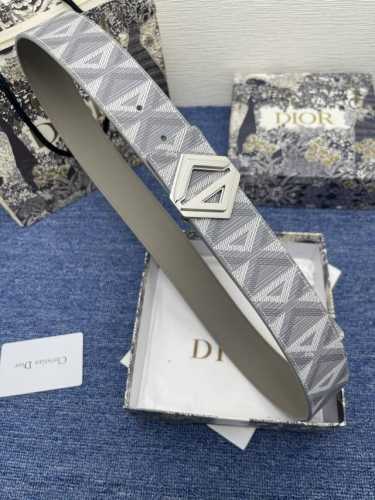 迪奥550 4.0Cm 特 这款 30 Montaigne Avenue 腰带从同名手袋汲取灵感，采用黑色光滑 牛皮革精心制作，质感柔软，设计优雅，饰以富有光泽