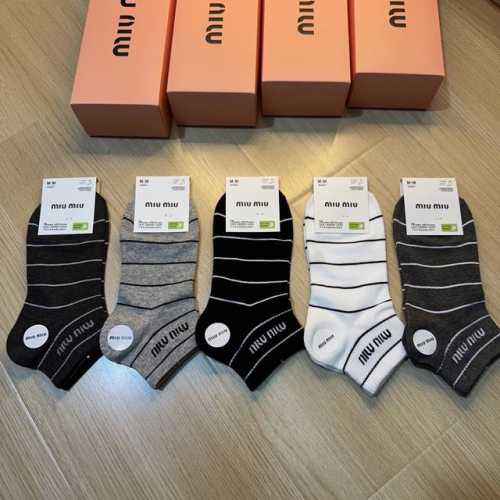 特 Miumiu 缪缪新品袜子 一盒五双 提花经典Miumiu字母，透气柔软舒适，超火爆小单品，大牌出街，潮人必备超好搭