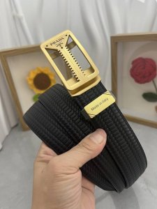 品名：普拉达 原单 自动带 DDD 材质：原单牛皮腰带 百分百头层牛皮腰带保证真皮，24K纯钢扣，专柜原单品质、做工精细，时尚大牌，送人自用首选 DDD 包装：