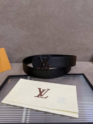 Lv Dimension 4.0双面腰带将经典格调引入新颖尺幅设计。皮革压印 Lv 字母和 Monogram 花卉，与纤秀 Lv 字母搭扣相映成趣，令品牌标识低