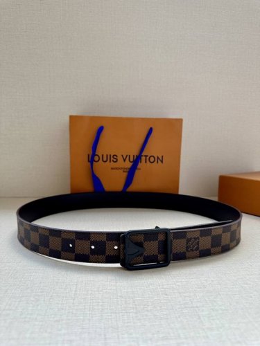 Lv Initiales3.4宽腰带取材 Monogram Eclipse 帆布和素净牛皮，为标志性 Lv 搭扣描绘摩登哑光质感，可令任意造型展露典雅意味 Mo