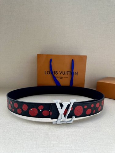 4.0宽 Lv Shape 双面腰带以 荔技面展现经典元素的当代姿采，尽释皮具系列的盎然活力。牛皮革增添沉稳一面，Lv Shape 搭扣呈现雾面观感