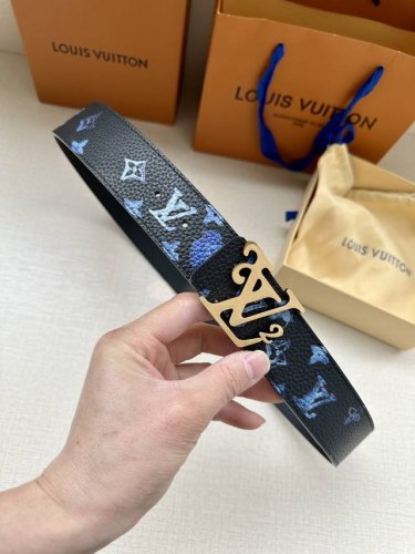 Lv新款出货，原版品质，带身4.0Cm宽。采用特色印花图案面料，荔枝纹头层牛皮底制作。搭配精品lv钢挂扣。商务休闲精品搭配新款。