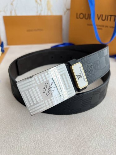 品名： Lv..路易..威登腰带皮带原单 型号：挂扣，经典纯钢材质挂扣，头层牛皮，图片实物拍摄 材料：头层牛皮，挂扣系列，纯钢材质扣头，钯镀电镀工艺永不掉色。原