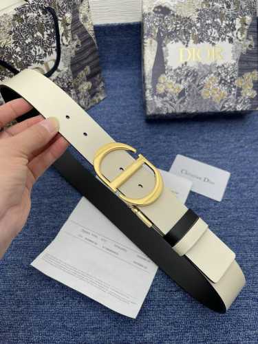 迪奥550 3.5Cm 特 这款 30 Montaigne Avenue 腰带从同名手袋汲取灵感，采用黑色光滑 牛皮革精心制作，质感柔软，设计优雅，饰以富有光泽