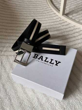 特 Bally这款男士腰带采用织布与优质牛皮组合，宽度3.4Cm，为您带来前所未有的搭配体验。时尚、休闲、低调奢华，诠释了您独特的品味，让您在人群中脱颖而出. - 点击图像关闭