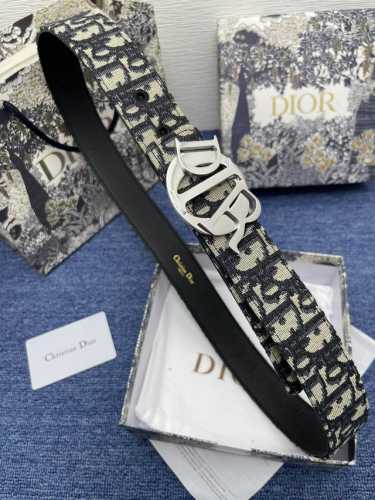迪奥550 3.5Cm 特 这款 30 Montaigne Avenue 腰带从同名手袋汲取灵感，采用黑色光滑 牛皮革精心制作，质感柔软，设计优雅，饰以富有光泽