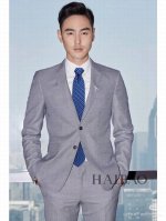 H小乌龟图案领带稀有 每年都有一千条不同印花的领带面世 从最初的多以几何图案表现骑术活动为主 到如今的款式则丰富得多 以活泼的动物或日常生活 事物为主题 让男士