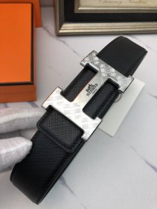 爱玛仕：原单头层小牛皮十字花纹，内衬平纹牛皮底，营造织纹外观。饰以标志原单扣。专柜宽度4.0