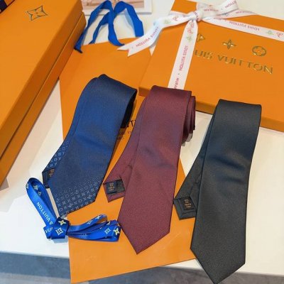 Lv字母渐变领带 ，路易威登经典领带男士必备单品超时尚！高端品质 版型面料都达到品牌标准，，难得的好款，不挑人，上身效果大牌范儿十足 怎么穿都帅到爆 真丝面料