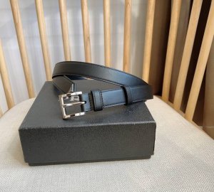 Prada 普拉达 专柜最新款 这款华美的皮革腰带释放简约而精致的优雅气息 尖部的涂珐琅金属三角形徽标展现标志性元素 是Prada女士成衣系列的理想配饰 宽2.